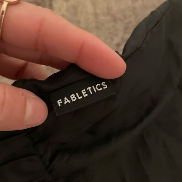 Fabletics Black Ventura Windbreaker Vest Hooded Packable Lightweight Travel - Picture 9 of 9